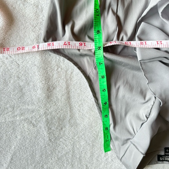 Express Gray Sleeveless Ruffled blouse size large used once excellent condition - Picture 5 of 11